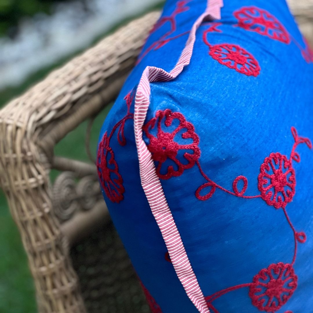 Almofada Bordada Vermelho com Aba Listrada